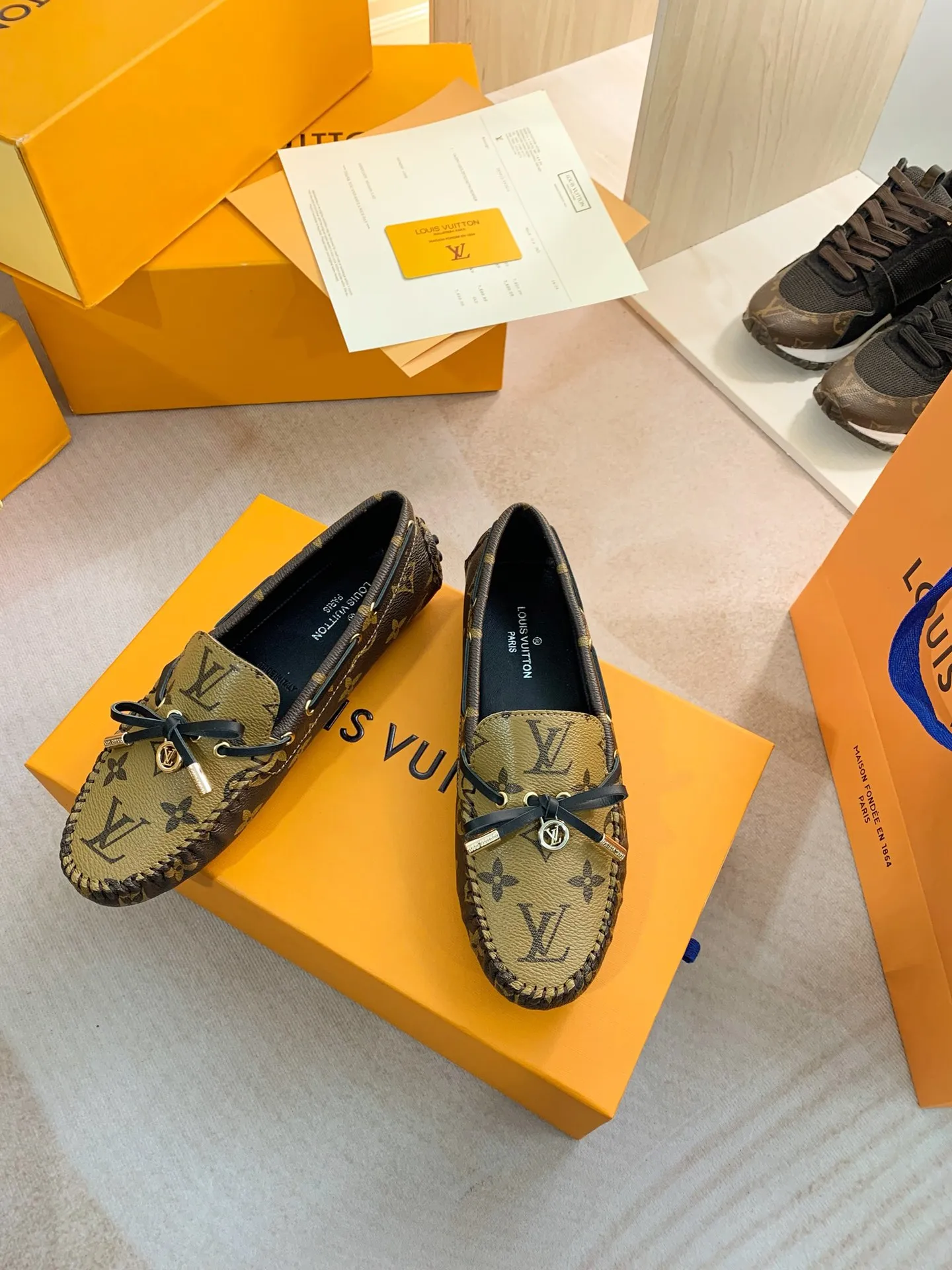 p460💰Couple model❤️🇫🇷 𝙇𝙤𝙪𝙞𝙨 𝙑𝙪𝙞𝙩𝙩𝙤𝙣 🇫🇷Louis Vuitton 2023 Classic𝓛𝓿 𝓣𝓻𝓪𝓲𝓷𝓮𝓻 Sports Series ➪➪➪¯ [Arizona Doudou Shoes Series] ▪️▪️▪️Arizona slip-on shoes are made of Monogram Eclipse canvas. Its hand-painted and dyed edges and hand-sewn uppers fully demonstrate Louis Vuitton's traditional shoemaking craftsmanship. This slip-on shoe is very lightweight. The integrated tongue and upper make it particularly comfortable and flexible. The soft outsole is equipped with rubber padding. Decorated with matching sash. Detailed features: ☑️Monogram Eclipse canvas ☑️Black Eclipse pattern ☑️Hand-painted shoe edges ☑️Hand-sewn uppers (each pair takes time to process) ☑️Integrated tongue and upper construction ☑️Outsole equipped with rubber lining ☑️size: 35_46